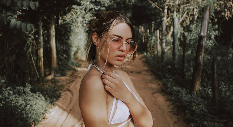 Female Narcissist: 18 Signs You’re Dealing With One (+ How to Emotionally Disengage from Her)